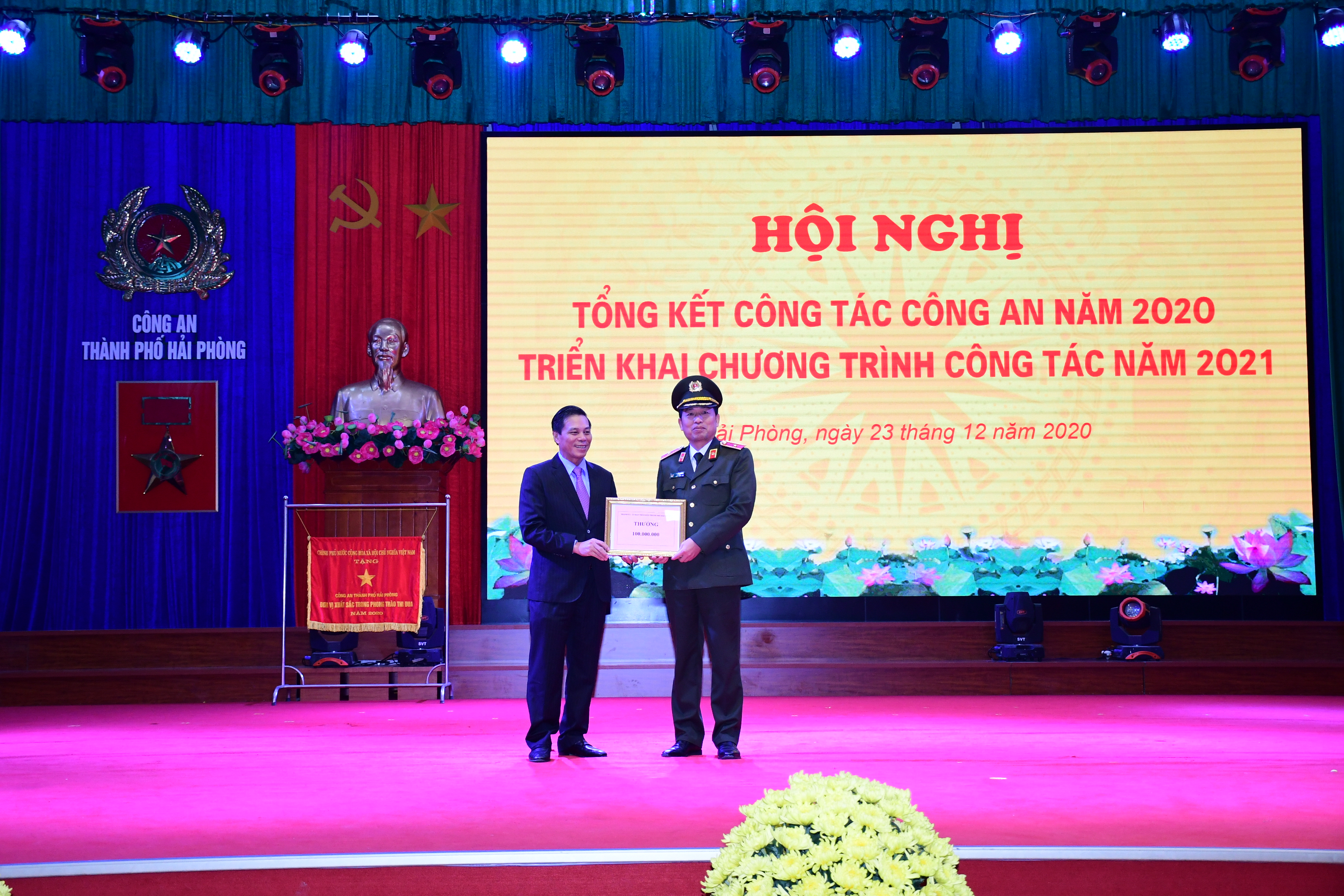 UBND thành phố thưởng Công an thành phố có thành tích phát hiện 665,2kg ma túy cần sa trong container